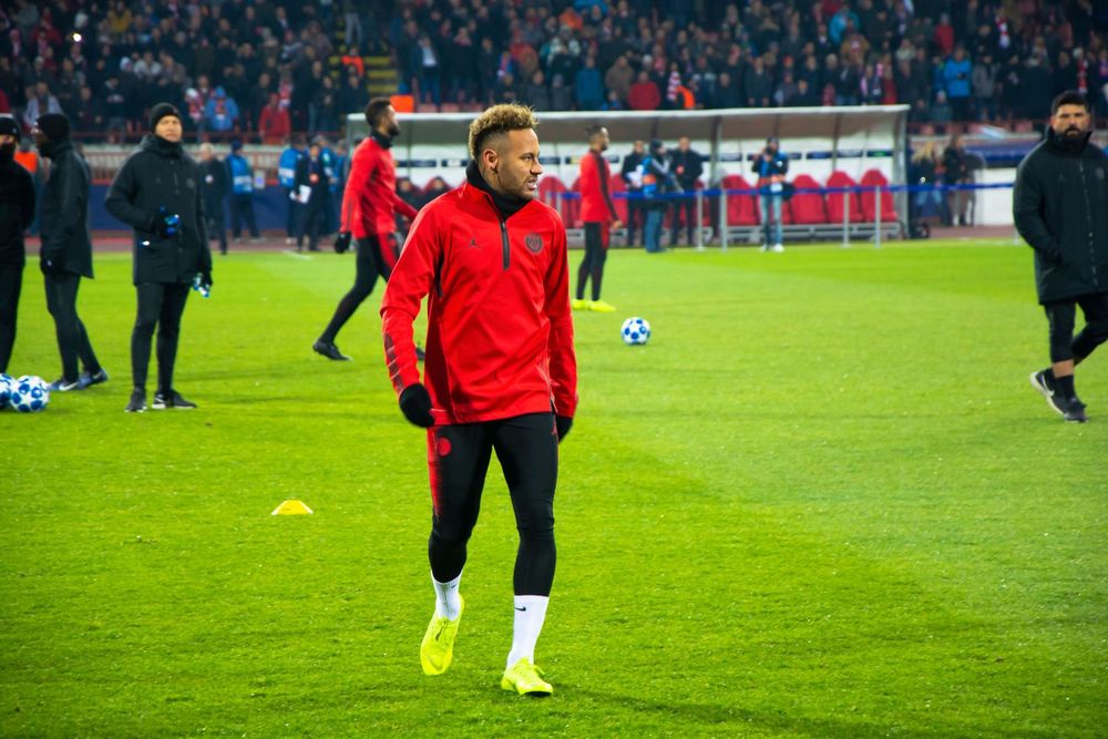 Neymar em 2018 durante partida de futebol.
