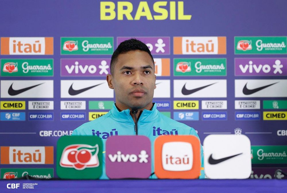 Alex Sandro concede entrevista pela Seleção Brasileira em coletiva da CBF