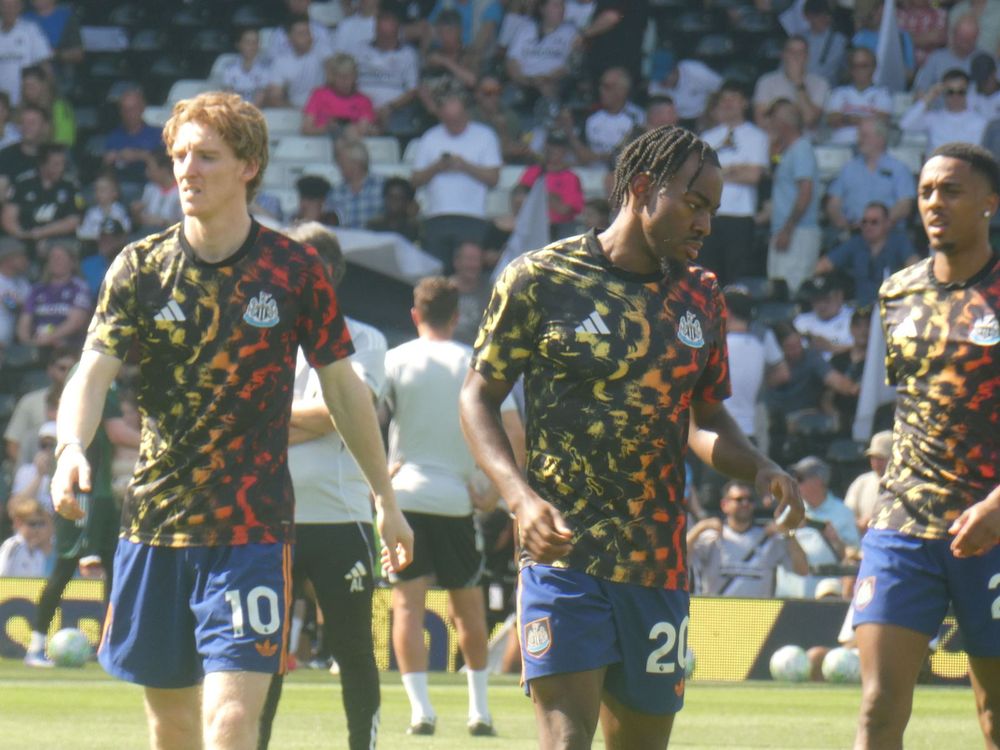 Anthony Gordon em aquecimento com Anthony Elanga e Joe Willock antes de Fulham x Newcastle