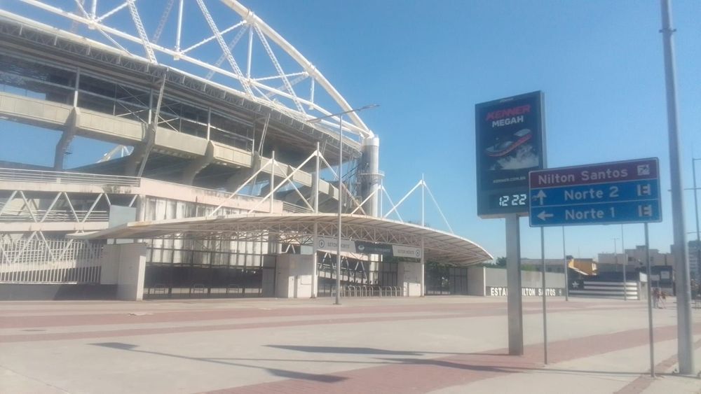 Entrada do Estádio Nilton Santos, casa do Botafogo, vista pelo acesso norte