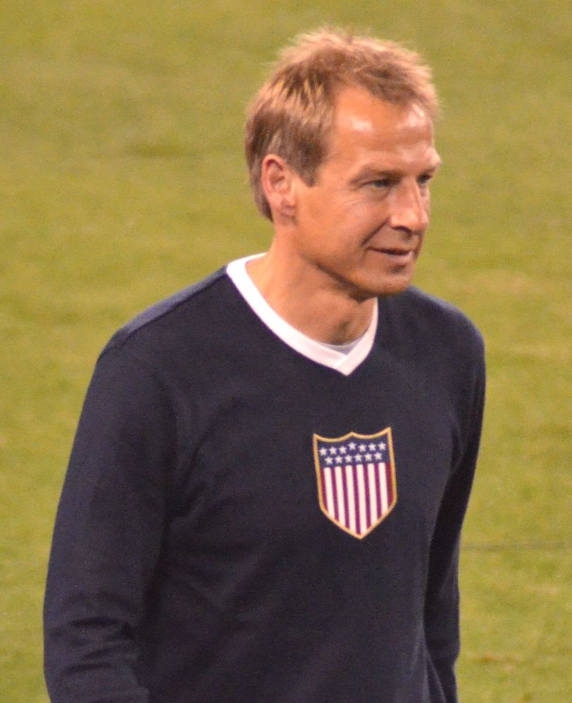 Jürgen Klinsmann observa jogo da seleção dos Estados Unidos contra a Bélgica em 2013
