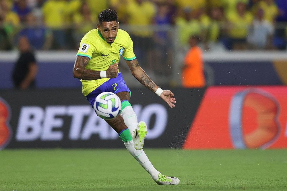 Raphinha com a camisa da Seleção Brasileira antes de jogo pelas Eliminatórias