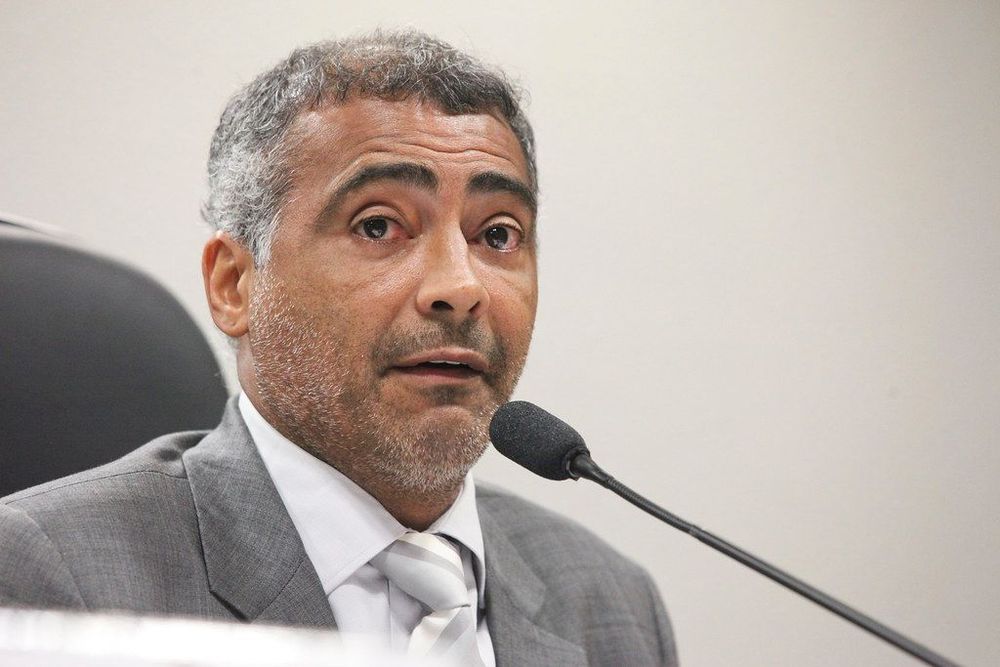 Romário fala durante audiência pública no Senado Federal em 2015