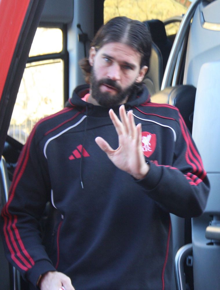 Alisson Becker chegando ao estádio antes de jogo do Liverpool contra o Fulham em 2026