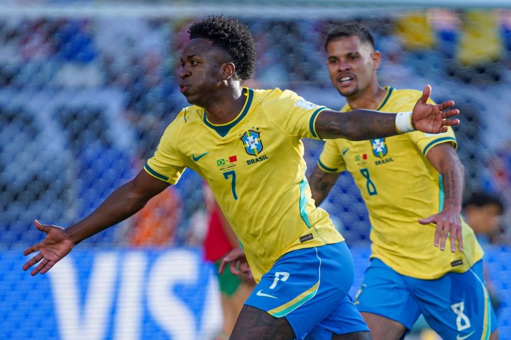 Jogador do Brasil disputa lance contra Marrocos na estreia da Copa do Mundo