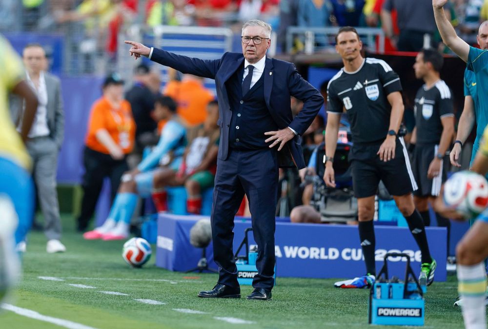 Carlo Ancelotti dá instruções à Seleção Brasileira durante empate por 1 a 1 com Marrocos na Copa do Mundo