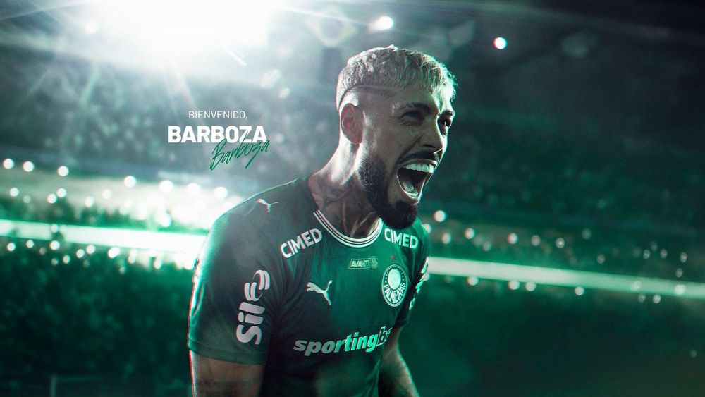 Alexander Barboza posa com a camisa do Palmeiras no anúncio oficial do clube
