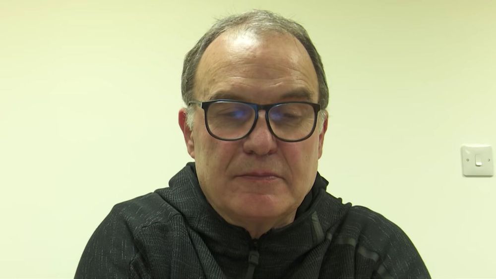 Marcelo Bielsa durante entrevista coletiva em imagem de 2018