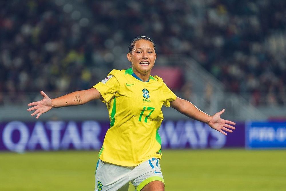 Jogadores de Brasil e Marrocos disputam lance durante partida entre as seleções