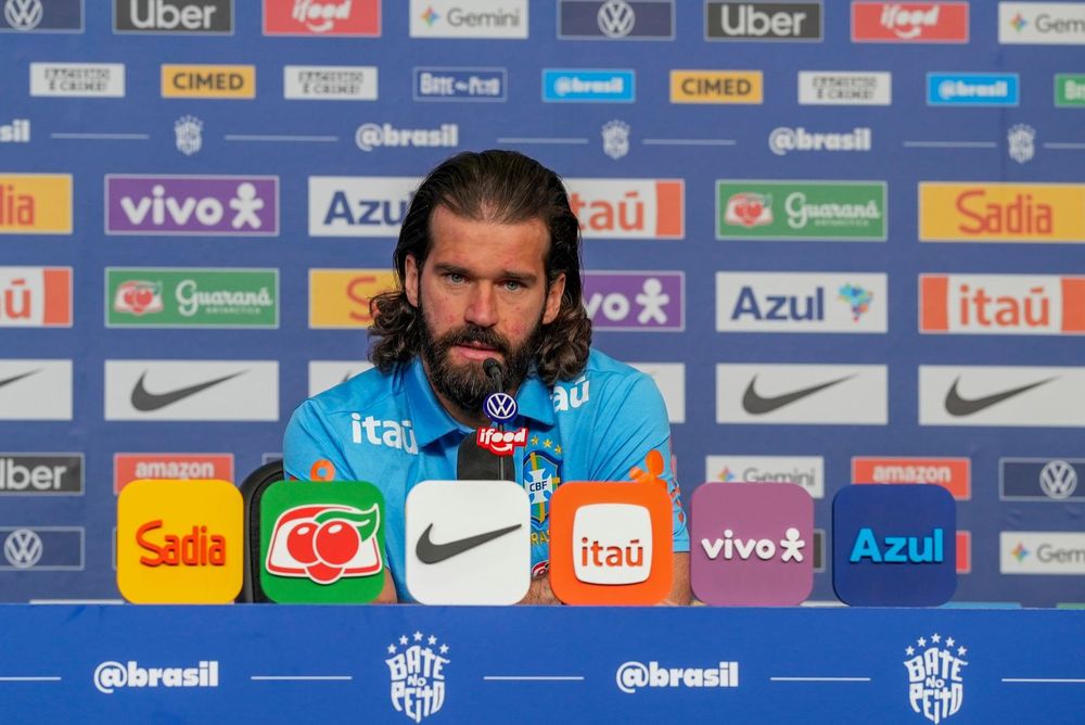Alisson Becker em coletiva da Seleção Brasileira antes da Copa do Mundo