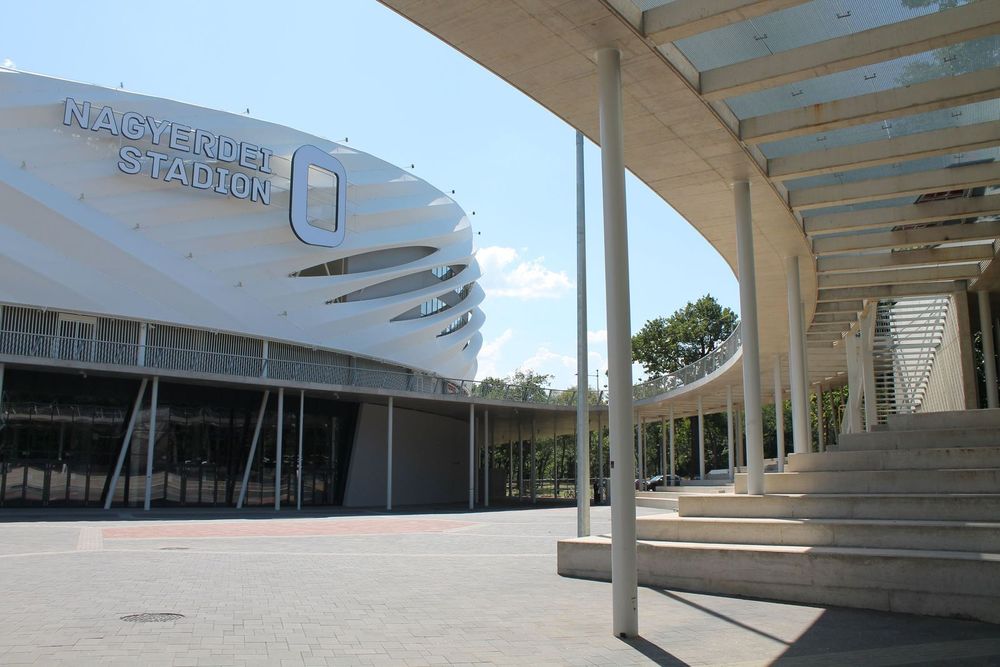 Fachada do Estádio Nagyerdei, em Debrecen, na Hungria