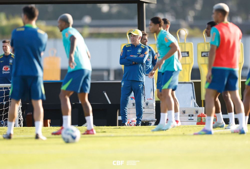 Carlo Ancelotti durante treino da Seleção Brasileira.