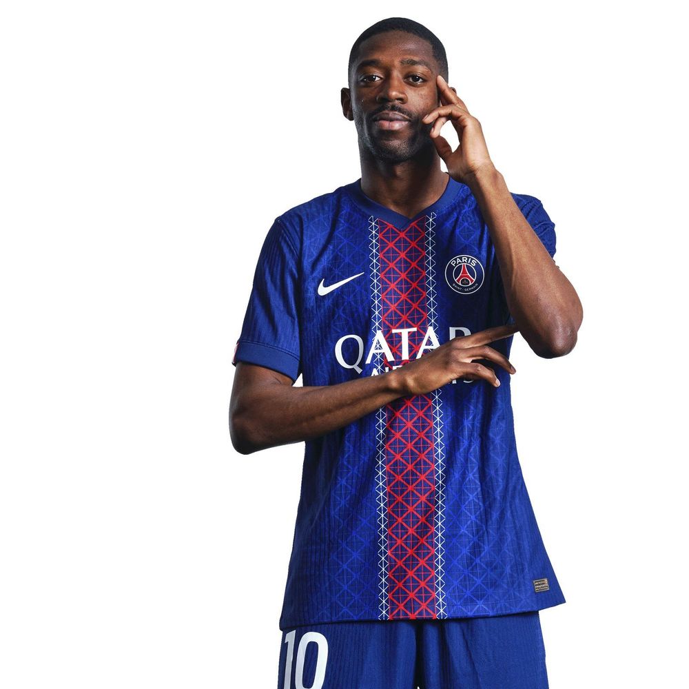 Ousmane Dembélé posa com a camisa do Paris Saint-Germain