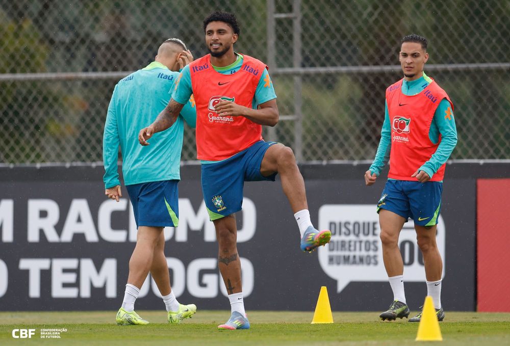Éderson se aquece em treino da Seleção no CT Joaquim Grava