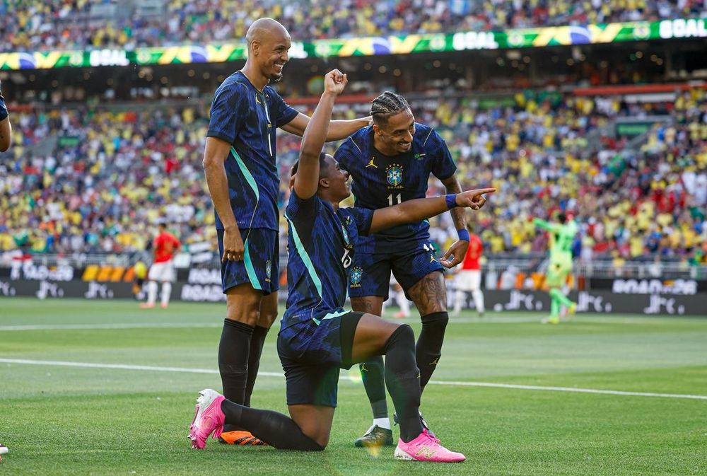 Endrick comemora o segundo gol do Brasil contra o Egito ao lado de companheiros.