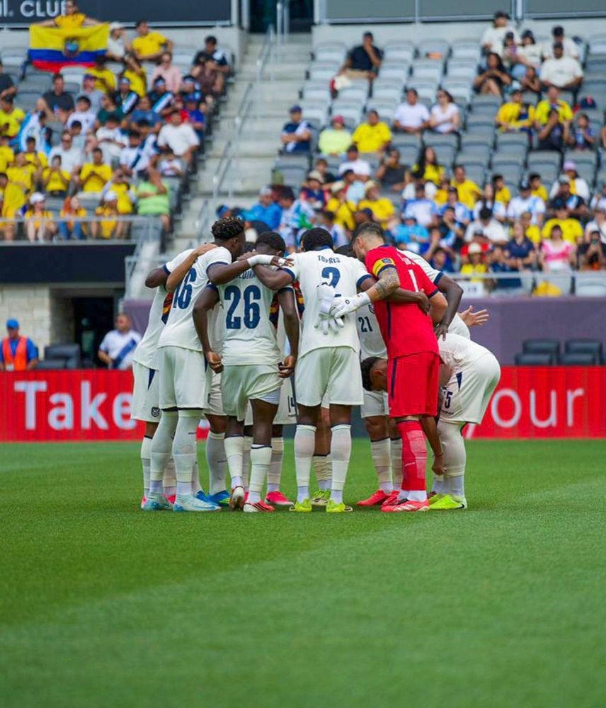 Jogadores do Equador em imagem oficial da FEF após vitória diante da Guatemala