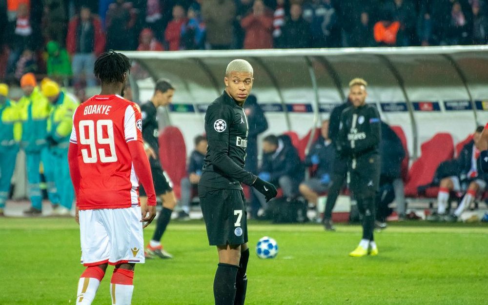 Kylian Mbappé em campo durante partida pelo Paris Saint-Germain
