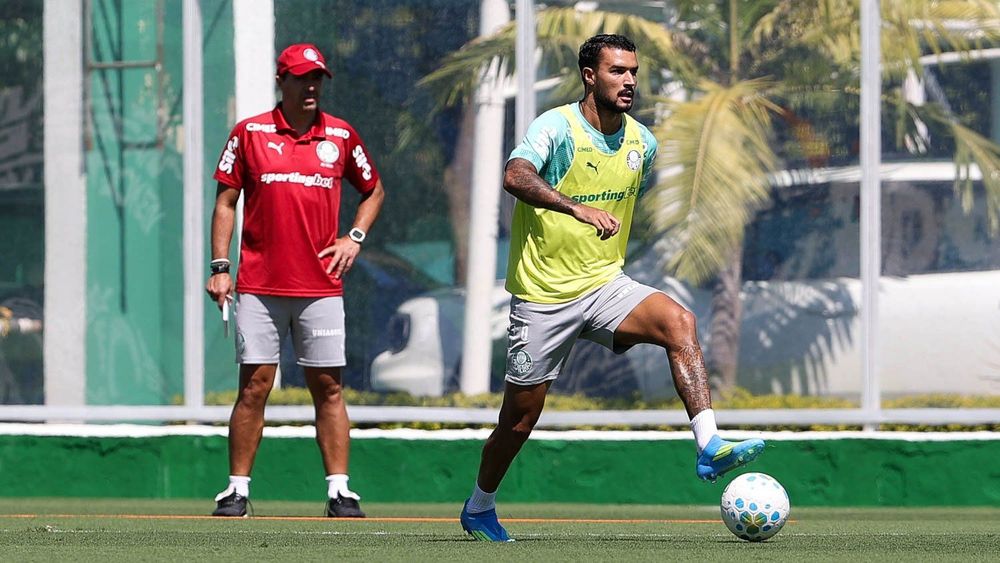 Jefté, lateral do Palmeiras, durante treinamento na Academia de Futebol