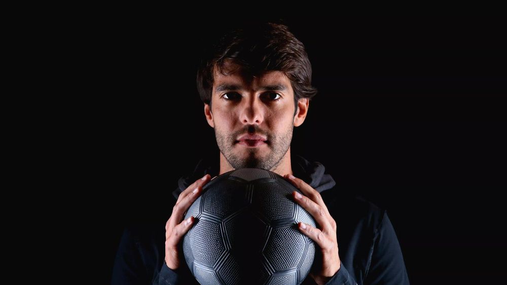 Kaká em imagem de entrevista da FIFA sobre Neymar, Mbappé e Cristiano Ronaldo.