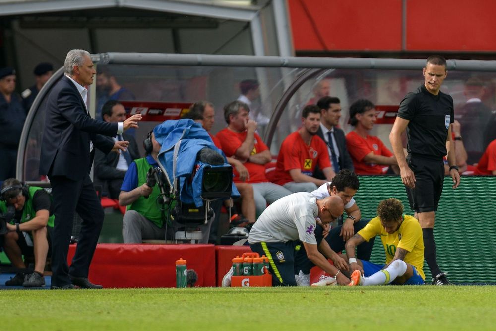 Neymar em campo pela Seleção Brasileira em amistoso contra a Áustria