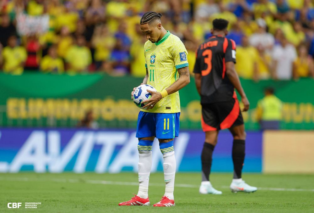 Raphinha comemora gol pela Seleção Brasileira contra a Colômbia