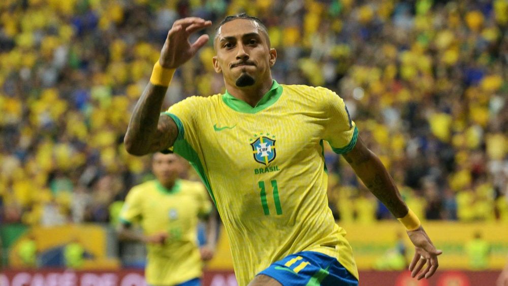 Raphinha comemora gol pelo Brasil contra o Peru.