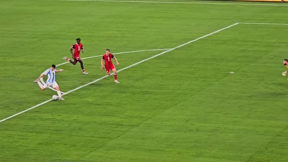 Julián Álvarez prepara uma finalização pela Argentina contra o Canadá na Copa América de 2024.