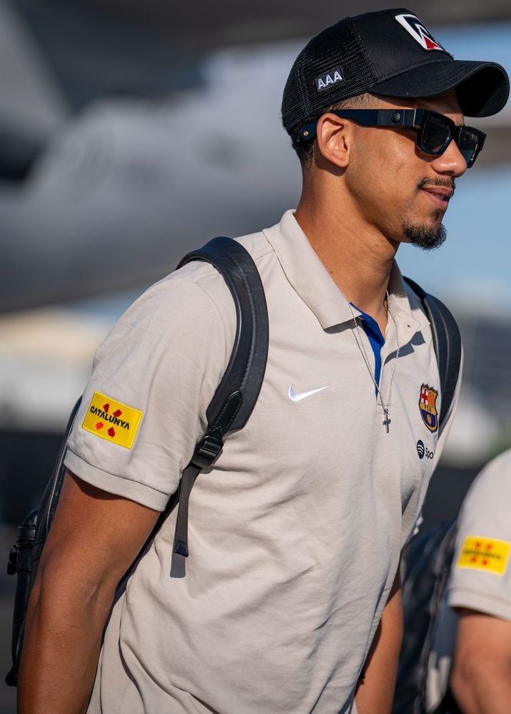 Ronald Araújo com uniforme de viagem do Barcelona durante ação institucional da Generalitat da Catalunha.