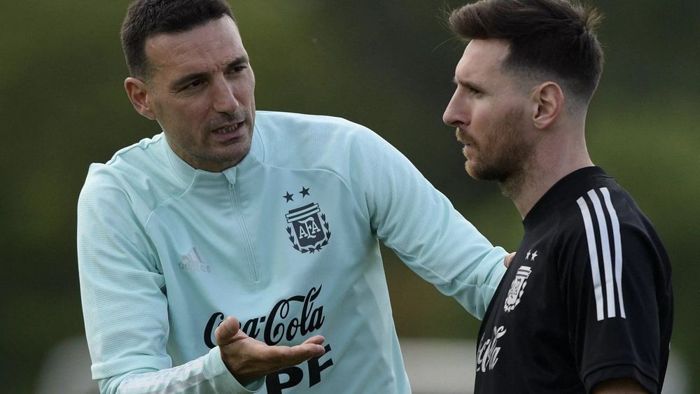 Lionel Scaloni e Lionel Messi em treino da Argentina.