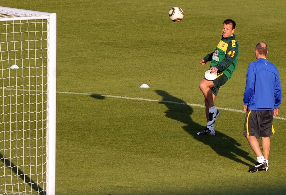 Jogadores da Seleção Brasileira durante treino em campo na África do Sul