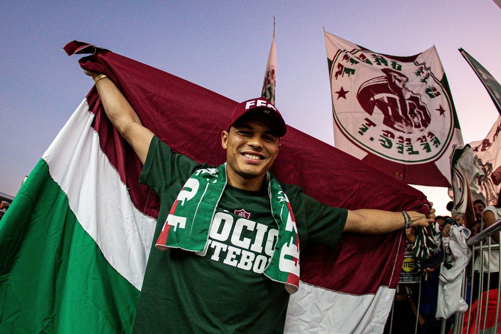 Thiago Silva desembarca no Rio em retorno ao Fluminense, recebido por torcedores tricolores.