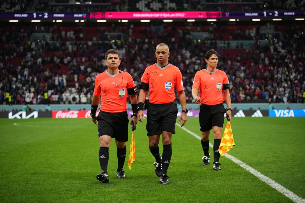 Bruno Boschilia, Wilton Pereira Sampaio e Bruno Pires, trio brasileiro escalado para a abertura da Copa.