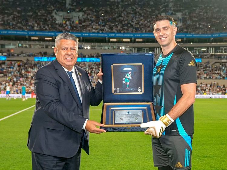 Dibu volta aos treinos, mas Argentina deve estrear sem Tagliafico na Copa