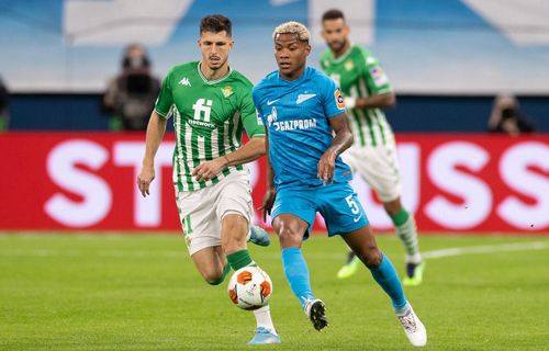 Guido Rodríguez disputa bola pelo Betis em jogo contra o Zenit pela Liga Europa