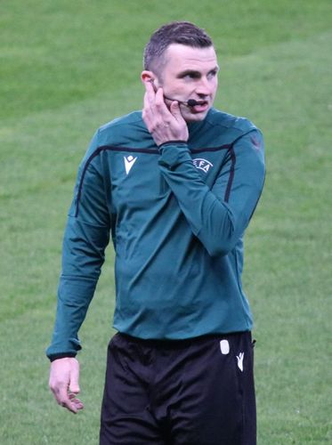 Árbitro Michael Oliver durante partida entre Salzburg e Bayern de Munique pela Champions League em 2022.