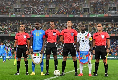 O árbitro Omar Abdulkadir Artan posa com a equipe de arbitragem antes de jogo da Copa Africana de Nações