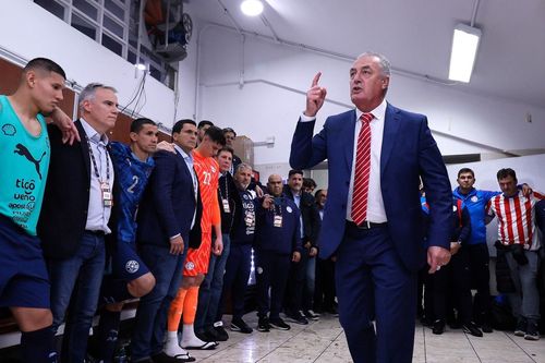 Gustavo Alfaro durante entrevista coletiva da seleção paraguaia