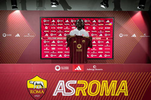 Manu Koné com a camisa da Roma em imagem oficial do clube