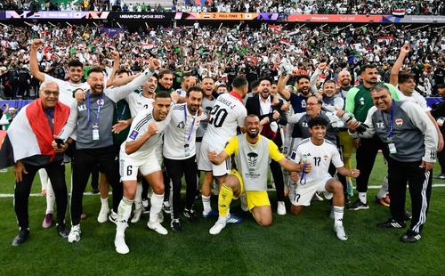 Delegação do Iraque comemora vitória sobre o Japão na Copa da Ásia.