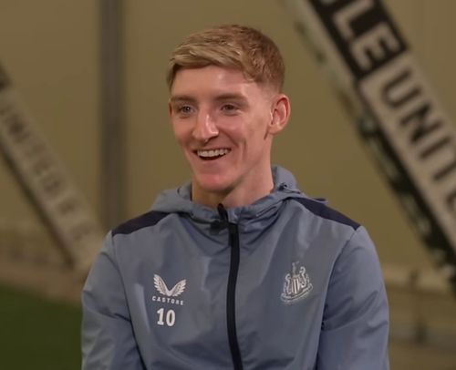 Anthony Gordon durante entrevista em 2024