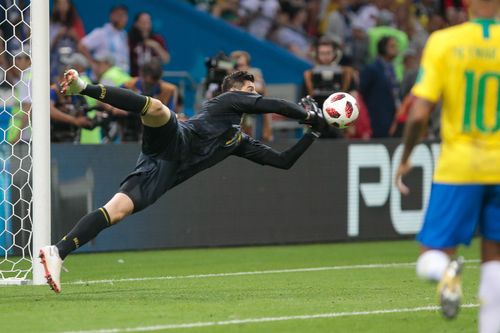 Thibaut Courtois faz defesa pela Bélgica contra o Brasil na Copa do Mundo de 2018