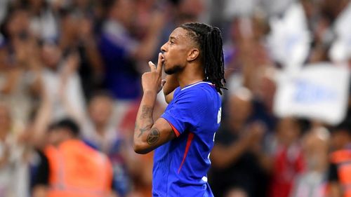 Michael Olise comemora gol pela França contra os Estados Unidos em Paris 2024.