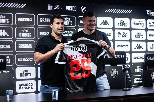 Hugo Moura durante apresentação oficial no Vasco em abril de 2024.