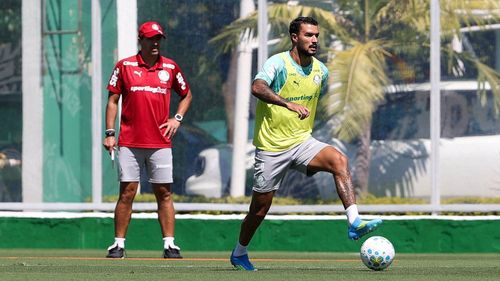 Jefté, lateral do Palmeiras, durante treinamento na Academia de Futebol