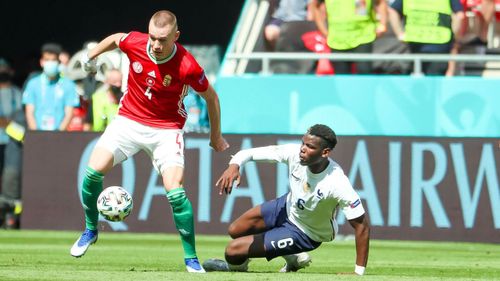 Paul Pogba em campo pela seleção francesa durante partida contra a Hungria