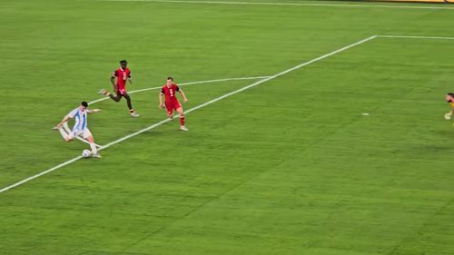Julián Álvarez prepara uma finalização pela Argentina contra o Canadá na Copa América de 2024.