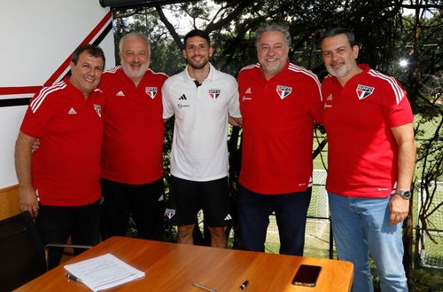 Calleri em imagem oficial do São Paulo após renovação de contrato.
