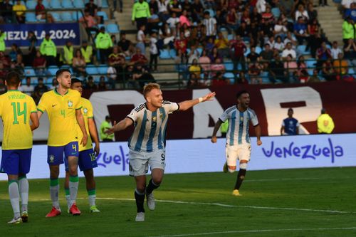 Arthur Chaves em campo pela seleção brasileira sub-23 contra a Argentina no Pré-Olímpico de 2024.