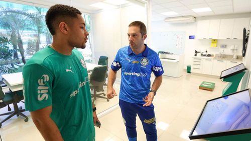 Vitor Roque com roupa de treino do Palmeiras na Academia de Futebol
